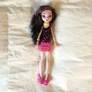 Creepateria Draculaura doll